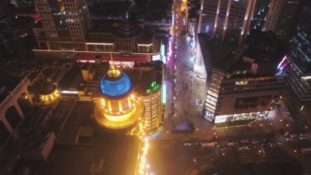 ШАНХАЙ, Китай - 20 марта 2018 года: Люди на Нанкин-роуд ночью. Пешеходная улица в районе Хуанпу. Вид с воздуха. Дроны летают боком — стоковое видео