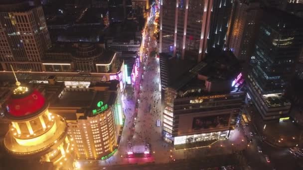 SHANGHAI, CHINA - 20 DE MARZO DE 2018: Nanjing Road y Lujiazui Skyline por la noche. Vista aérea. Los aviones no tripulados vuelan de costado, inclinándose hacia arriba — Vídeo de stock