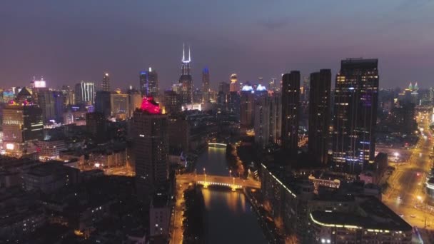 Shanghai City di notte. Paesaggio urbano di Huangpu. La Cina. Colpo aereo — Video Stock