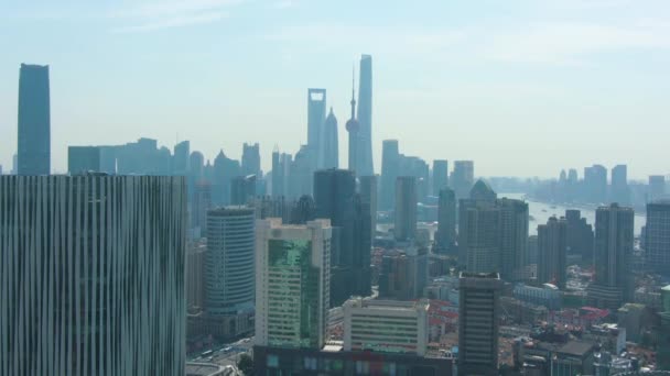 Miasta Szanghaj. Urban Lujiazui Cityscape w słoneczny dzień. Chiny. Widok z lotu ptaka — Wideo stockowe