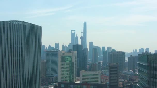 Cidade de Shanghai. Urbano Lujiazui Cityscape no dia ensolarado. A China. Vista aérea — Vídeo de Stock