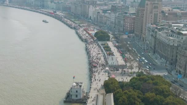 Multitud de personas en Bund Waterfront. Ciudad de Shanghai, China. Disparo aéreo — Vídeo de stock