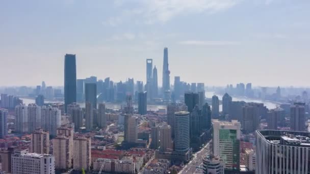 V Šanghaji. Urban Lujiazui Skyline na Slunečný den. Čína. Letecký pohled — Stock video