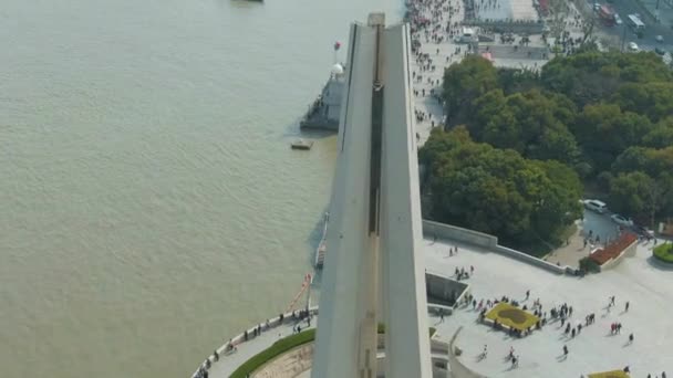 SHANGHAI, CHINE - 21 MARS 2018 : Monument aux héros des peuples et Bund Waterfront. Une foule de gens. Vue Aérienne. Le drone est en orbite — Video