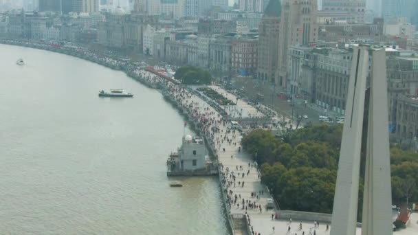 SHANGHAI, CHINA - MARCH 21, 2018: Monument to the Peoples Heroes and Bund Waterfront. Crowd of People. Aerial View. Drone Flies Upwards, Tilt Down — Stock Video