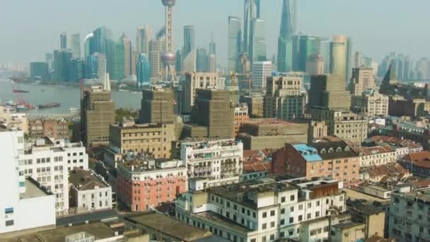 Shanghai Cityscape. Huangpu en Lujiazui district bij Clear Day China Aerial view — Stockvideo