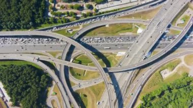 Yol Kavşağı ve Yaz Günü Araba Trafiği. Üst geçit. Havadan Yukarıdan Aşağıya Görünüm