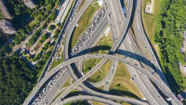 Cruce de carreteras y el tráfico de coches en el día de verano. Sobrevolando. Vista aérea de arriba hacia abajo — Vídeos de Stock