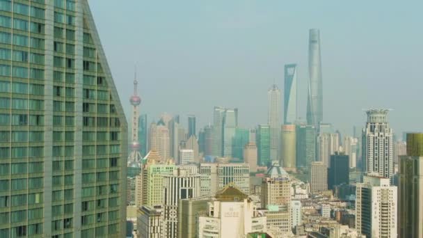 Šanghaj, Čína-22. březen 2018: Shimao International Plaza a Lujiazui Skyline v den jasného dne. Letecký pohled. Drone létá bokem a nahoru — Stock video