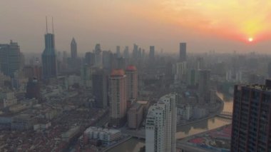 Gün batımında Şangay Şehri. Huangpu Şehir Manzarası. Çin. Havadan Görünüm