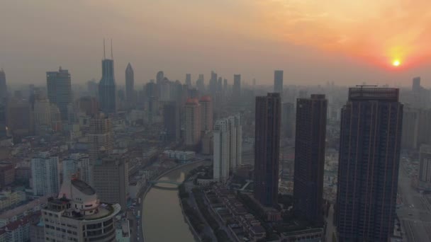 Шанхай на Сансет. Хуанпу Мбаппе. Китай. Вид с воздуха — стоковое видео