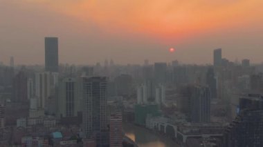 Şangay, Çin - 22 Mart 2018: Gün Batımında Konut Mahallesi ve Şehir Silüeti. Huangpu Şehir Manzarası. Havadan Görünüm. Drone Geriye Uçar