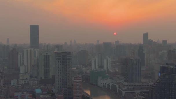 上海、中国 - 2018年3月22日:サンセットの住宅街と都市スカイライン。黄浦市街地。航空写真。ドローンは後方に飛ぶ — ストック動画