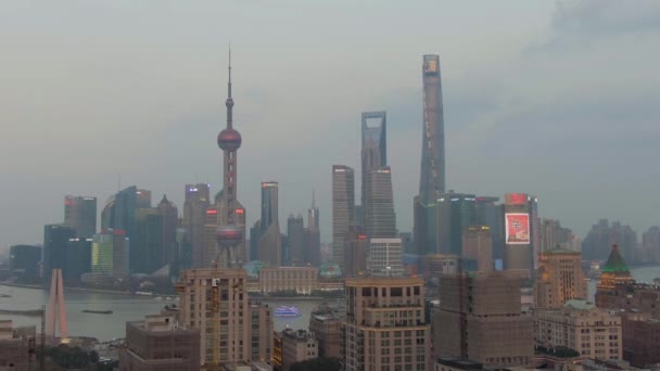 SHANGHAI, CHINA - 22 de março de 2018: Distrito de Haungpu e Lujiazui. A China. Vista aérea. O drone voa para trás e para baixo. Tiro médio — Vídeo de Stock