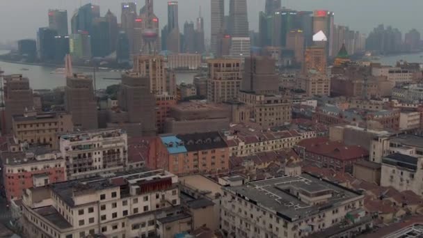 ШАНХАЙ, Китай - 22 марта 2018 года: Хаунгпу и район Луцзяцзуи. Китай. Вид с воздуха. Дрон летит вперед, вверх. Medium Shot — стоковое видео