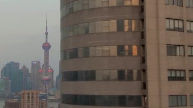 Şanghay, Çin-22 Mart 2018: Lujiazui Ilçesi. Çin. Havadan görünüm. Drone yanlara uçar. Orta çekim