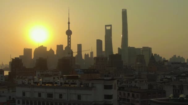 Shanghai Skyline bei Sonnenaufgang. Huangpu und Lujiazui Bezirk. China. Luftbild — Stockvideo