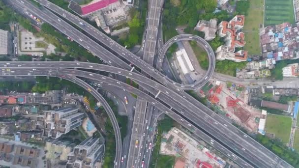 Komplext motorvägsutbyte i Guangzhou, Kina. Vertikal uppifrån och ned-vy från luften — Stockvideo