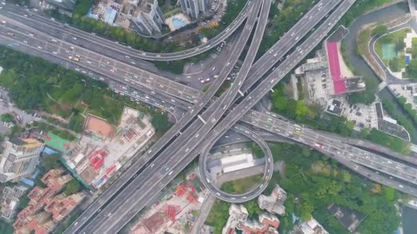 中国の広州での複雑な高速道路のジャンクション。空中垂直トップダウンビュー — ストック動画