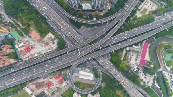 Complejo carretera paso elevado en Guangzhou en el día, China. Vista vertical aérea de arriba hacia abajo — Vídeos de Stock