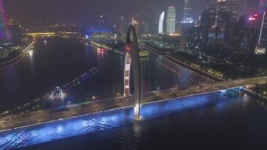 Pearl River 'daki Liede Köprüsü ve Guangzhou City' deki Gece manzarası. Çin. Hava Görünümü
