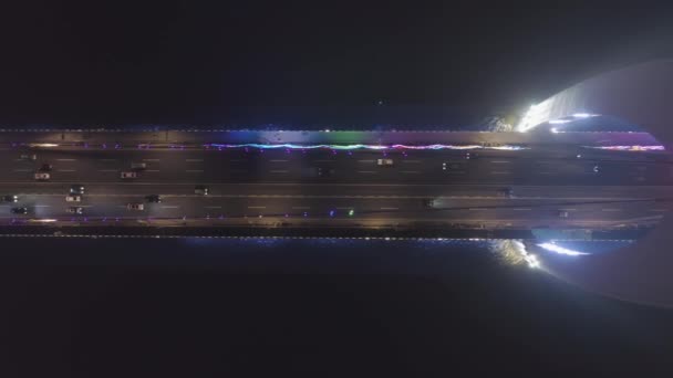 밤에 진주 강에 있는 리라 이다리. 광저우, 중국. 공중 위에서 아래로 내려다본 풍경 — 비디오