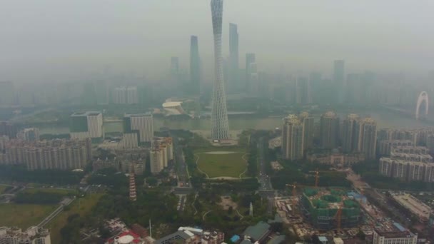 Γκουάνγκτζου, Κίνα-25 Μαρτίου, 2018: Πύργος Κάντον και ορίζοντα της πόλης στο νέφος το πρωί. Αεροφωτογραφία. Το τηλεκατευθυνόμενο πετάει μπροστά, γέρνει πάνω. Αποκάλυψη shot — Αρχείο Βίντεο