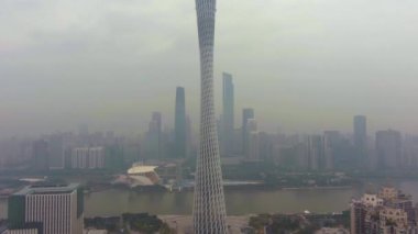 Guangzhou, Çin - 25 Mart 2018: Kton Kulesi ve Şehir Skyline Sabah Sis. Havadan Görünüm. Drone Aşağı Doğru Uçuyor, Yukarı Doğru Eğil