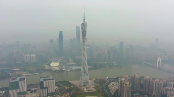 Гуанчжоу, Китай - 25 марта 2018 года: Canton Tower and City Skyline in Smog in the Morning. Вид с воздуха. Дрон движется против часовой стрелки — стоковое видео