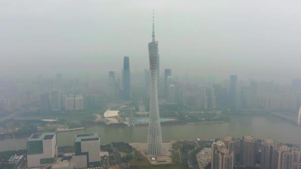 Guangzhou, Kína-március 25, 2018: Canton Tower and City Skyline a SMOG reggel. A légifelvétel. Drone van kering óramutató járásával megegyező irányú — Stock videók
