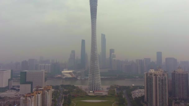 広州、中国 - 3月 25, 2018: 朝のスモッグの広州タワーと都市のスカイライン.航空写真。ドローンは後方と上向きに飛びます。ショットを表示する — ストック動画