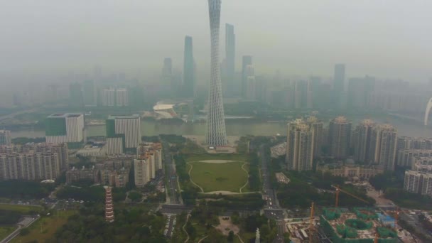 광저우, 중국 - 3 월 25, 2018: 아침에 스모그에 캔톤 타워와 도시 스카이 라인. 공중 보기. 무인 항공기는 뒤로 날아, 위로 기울어. 샷 공개 — 비디오