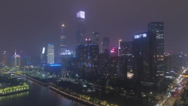 Liede Bridge en het centrum van Guangzhou 's nachts. China. Luchtfoto — Stockvideo