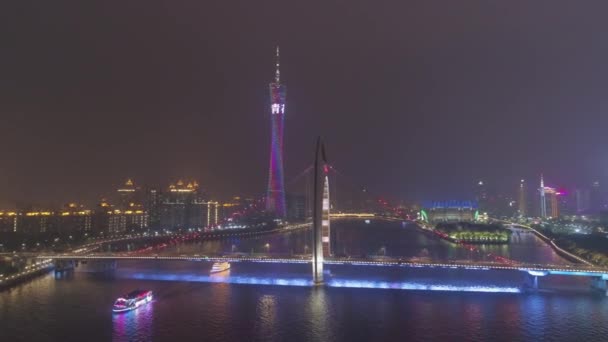 GUANGZHOU, CHINA - 25 DE MARZO DE 2018: Torre del cantón y puente Liede por la noche. Ciudad de Guangzhou, China. Vista aérea. Drone está orbitando — Vídeos de Stock