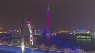 Guangzhou, Çin-25 Mart 2018: Canton Kulesi ve Liede Köprüsü gece. Guangzhou, Çin. Havadan görünüm. Drone Ileriye uçar