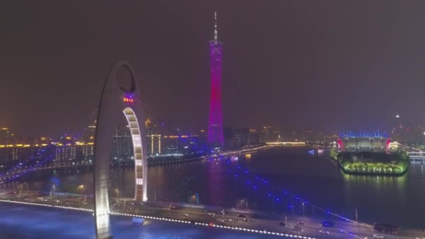 GUANGZHOU, CHINA - 25 de março de 2018: Canton Tower and Liede Bridge at Night. Guangzhou, China. Vista aérea. O drone voa para a frente — Vídeo de Stock