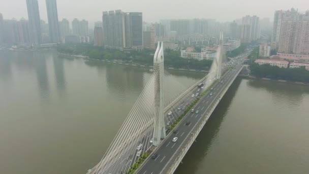 Puente en Guangzhou, tráfico de coches y paisaje urbano. Guangdong, China. Vista aérea — Vídeos de Stock