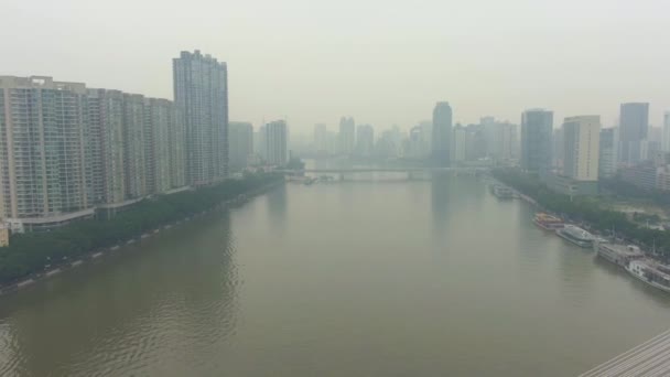 Мост в Гуанчжоу в Смоге, автомобильное движение и городской пейзаж. Китай. Вид с воздуха — стоковое видео