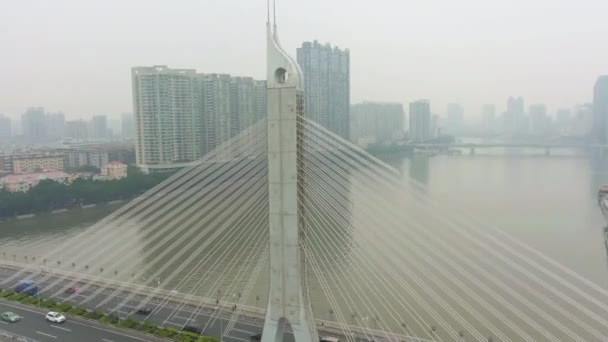 Most w Guangzhou City w smog, ruch samochodowy. Guangdong, Chiny. Widok z lotu ptaka — Wideo stockowe