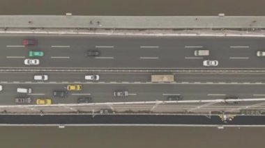 Pearl Nehri üzerindeki Liede Köprüsü. Guangzhou, Çin. Havadan yukarıdan aşağıya görünüm