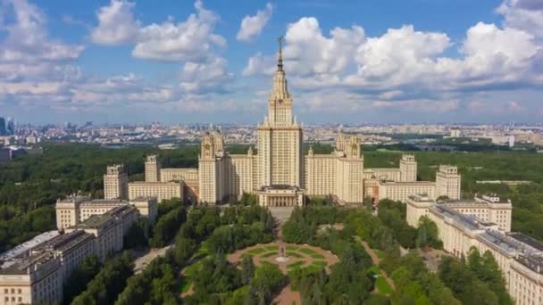 Universidad Estatal de Moscú y Skyline en Sunny Day. Rusia. Vista aérea — Vídeos de Stock