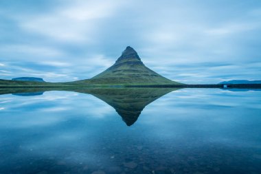 Kirkjufell Dağı yaz aylarında ve göldeki yansıma. İzlanda