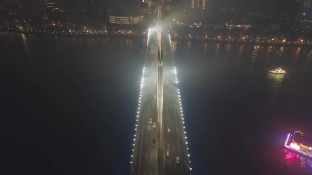 Міст в Гуанчжоу, автомобільний трафік вночі. Гуандун, Китай. Вид з повітря — стокове відео
