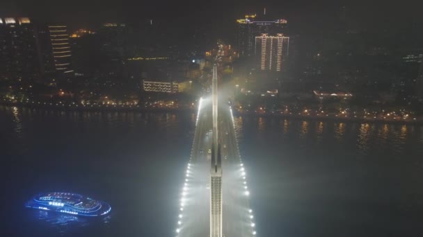 Міст в Гуанчжоу, автомобільний трафік вночі. Гуандун, Китай. Вид з повітря — стокове відео