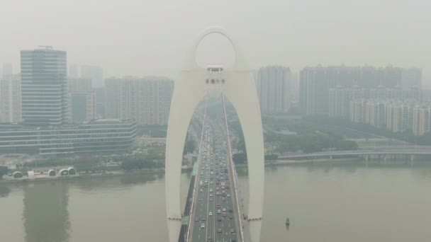 Puente Liede en Pearl River. Ciudad de Guangzhou en Smog, China. Vista aérea — Vídeo de stock