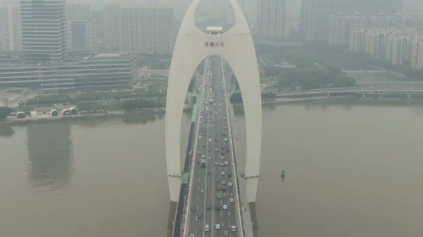 Most Liede na rzece perłowej. Guangzhou City w smog, Chiny. Widok z lotu ptaka — Wideo stockowe