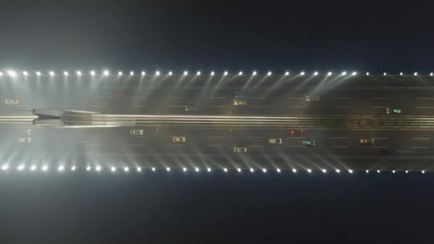 Puente en la ciudad de Guangzhou y tráfico de coches por la noche. Guangdong, China. Vista aérea — Vídeos de Stock