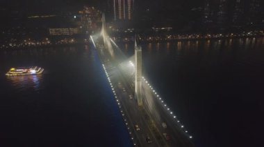 Köprü Guangzhou City, gece araba trafik. Guangdong, Çin. Havadan görünüm