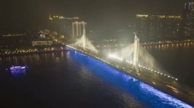 Köprü Guangzhou City, gece araba trafik. Guangdong, Çin. Havadan görünüm