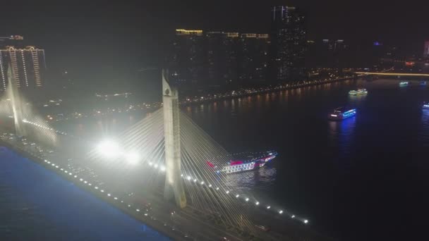 Мост в городе Гуанчжоу, автомобильное движение ночью. Гуандун, Китай. Вид с воздуха — стоковое видео